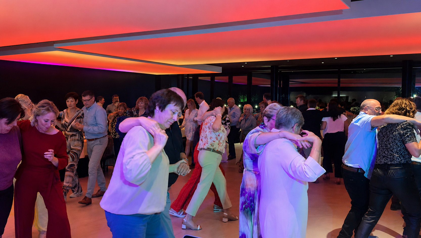 DJ Didier Barney tijdens een trouwfeest